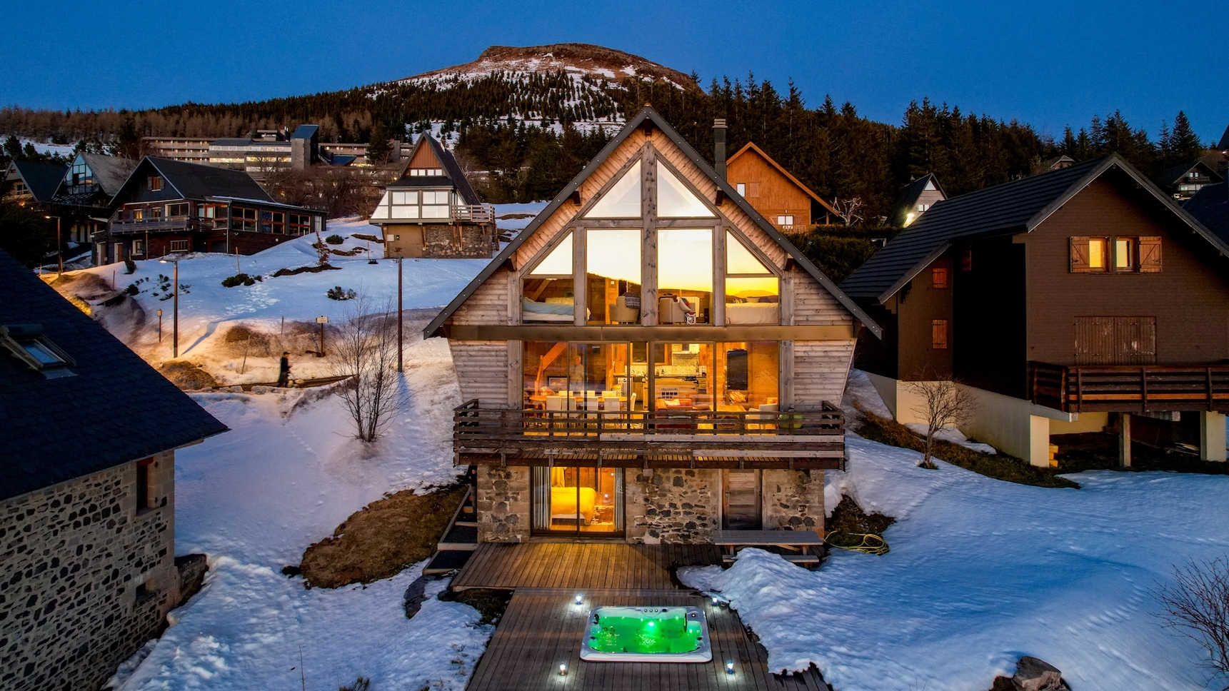 Aerial view of Chalet l'Anorak in Super Besse and its Jacuzzi