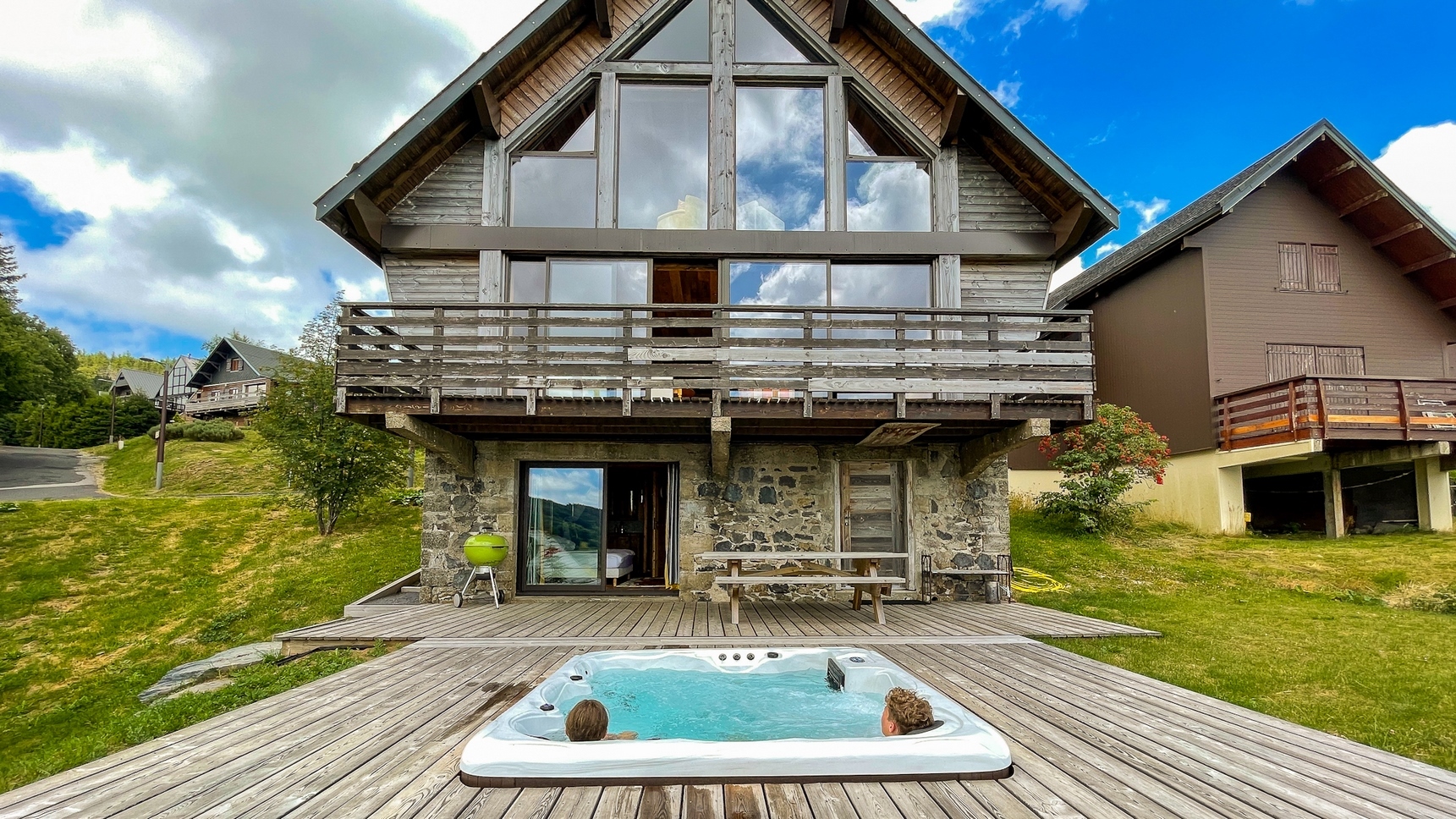 Chalet With Jacuzzi in Super Besse and a beautiful view of the resort of Super Besse
