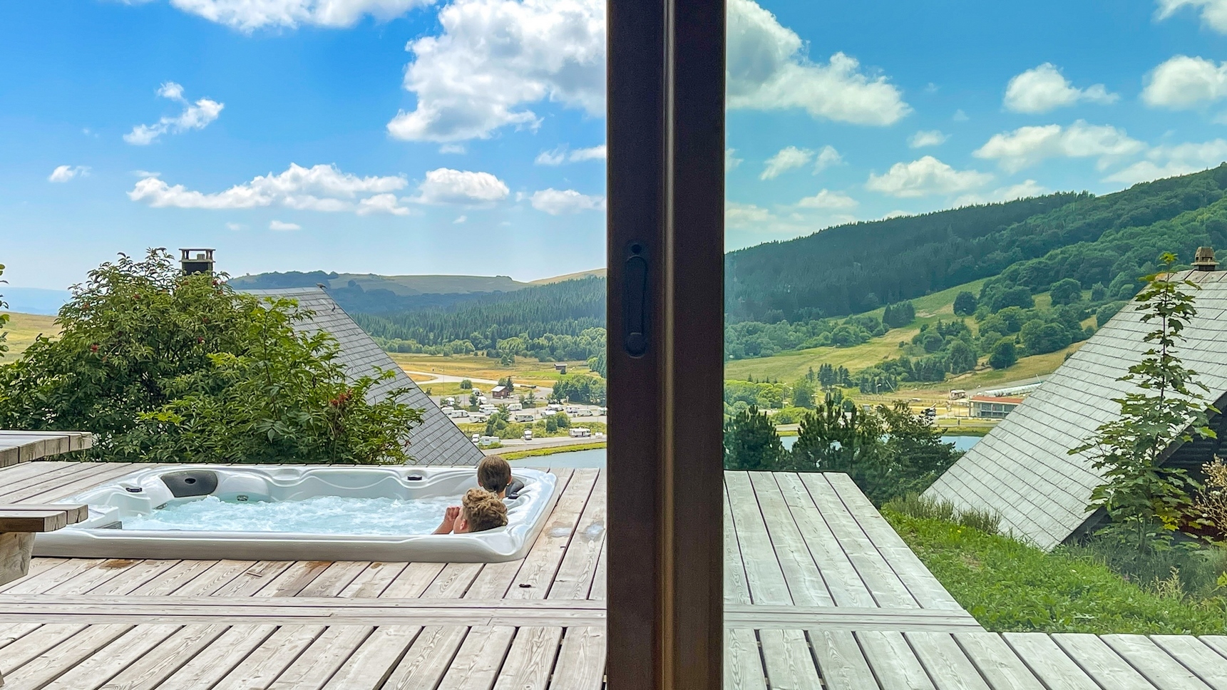 During your summer stay, the Chalet l'Anorak Jacuzzi, a moment of relaxation at the chalet l'Anorak in Super Besse