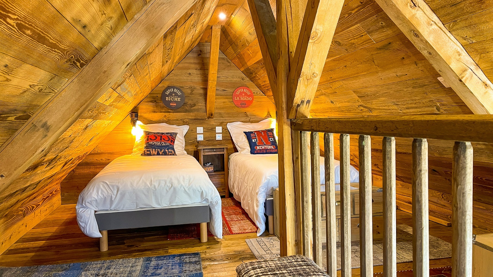 Chalet Sancy, the pretty wooden bedroom and its Mezzanine beds of the Anorak Sancy chalet