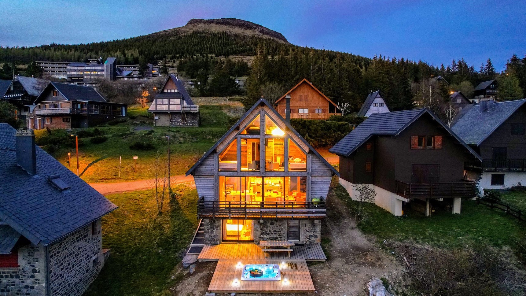 Chalet with Jacuzzi in the Sancy