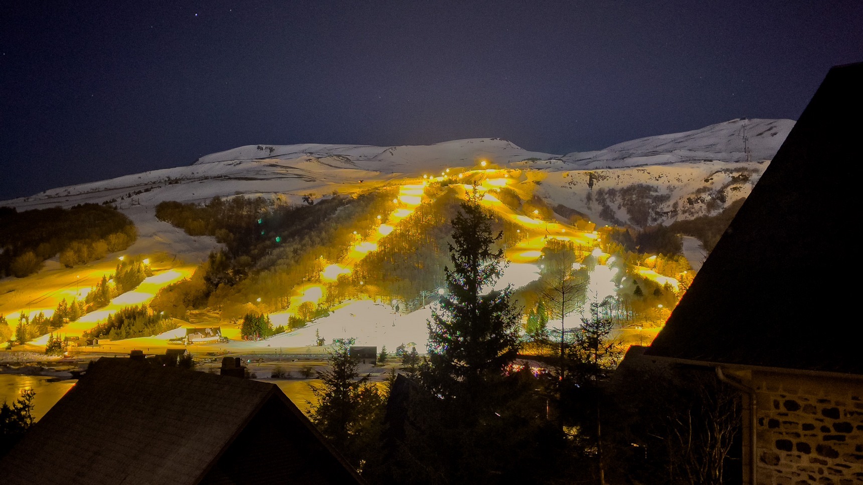 Sancy, slopes of the resort of Super Besse illuminated