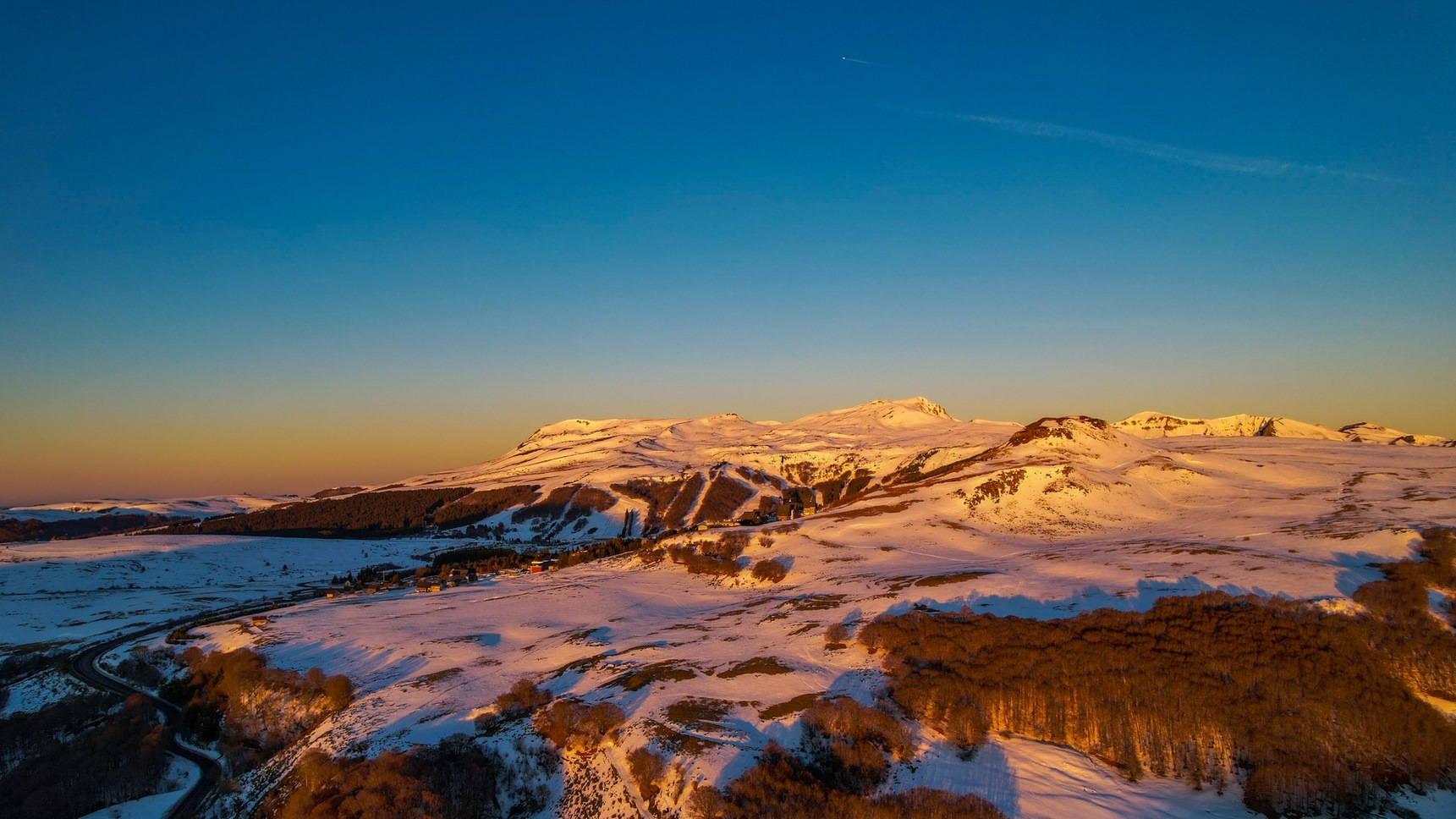 In the Sancy, panorama of the snow-capped peaks of the Sancy massif