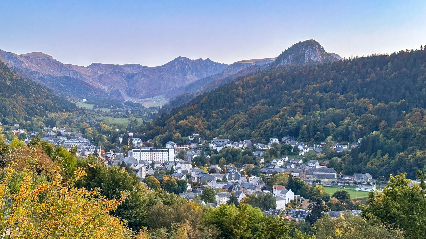Around Super Besse, discover the spa town of Mont Dore in the heart of the Dordogne Valley.