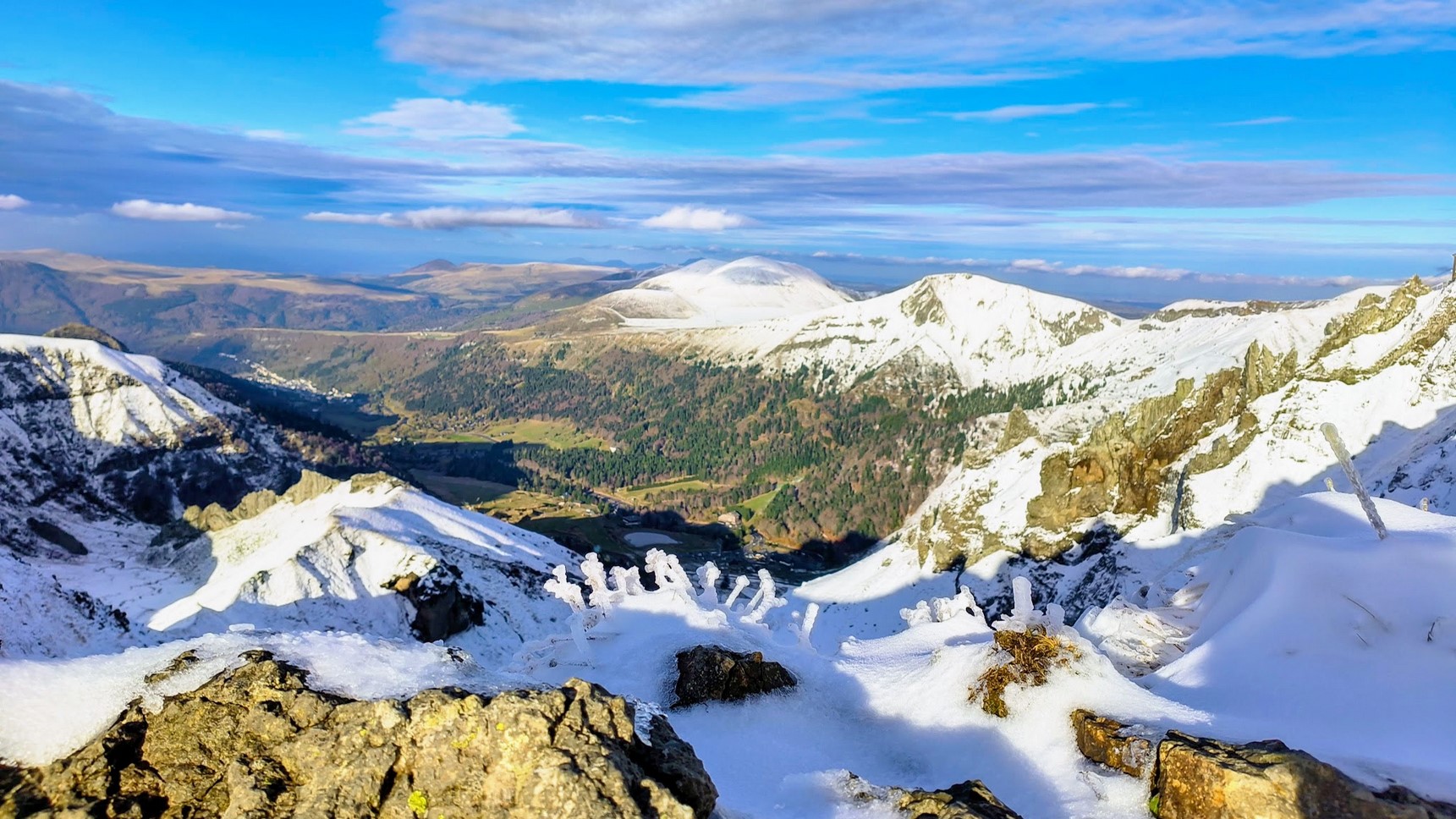 Massif du Sancy, the ridge path under the snow in November 2022