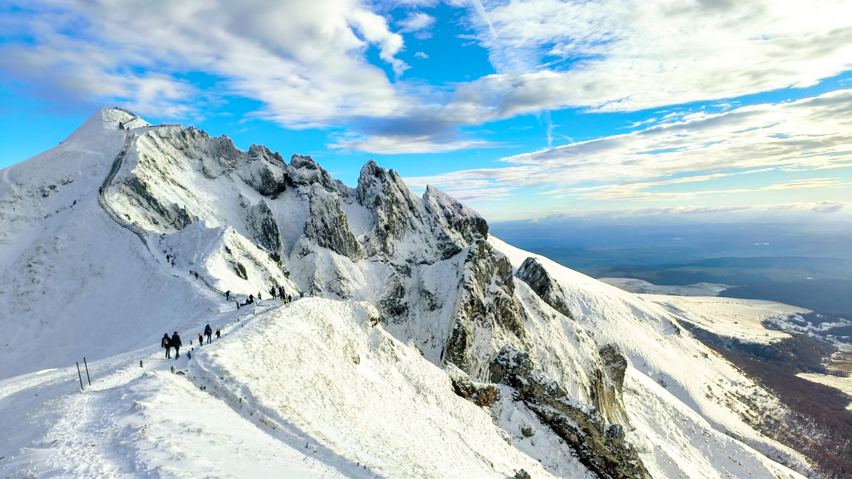 At the top of Puy de Sancy, snow in November 2022