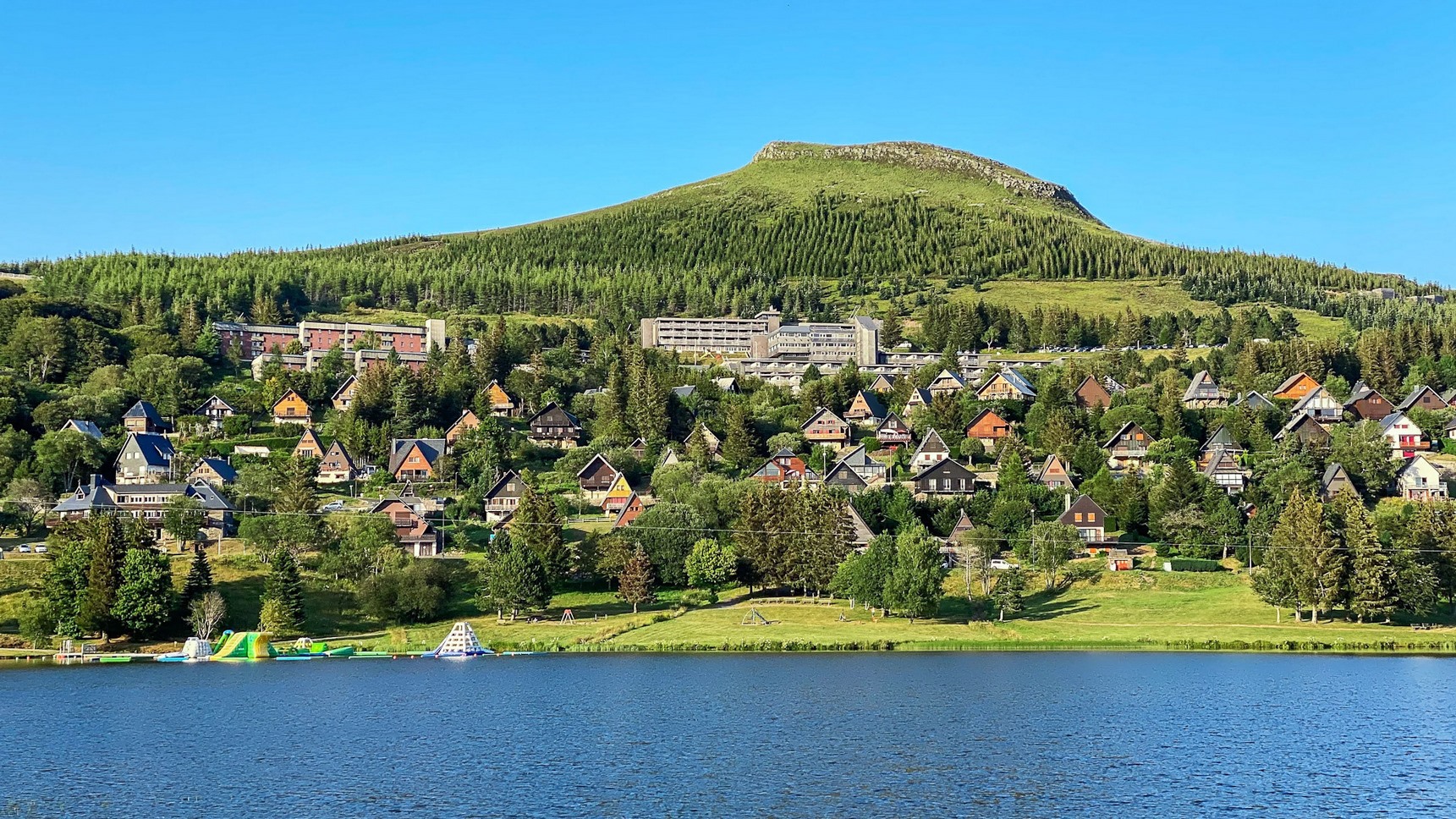 Super Besse, the chalet village with a view of Lac des Hermines