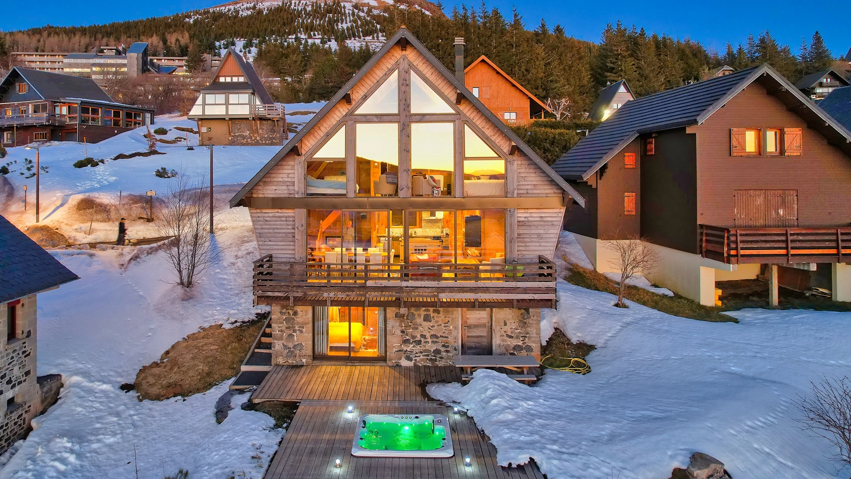 Super Besse, chalet l'Anorak in Super Besse center with view and private Spa