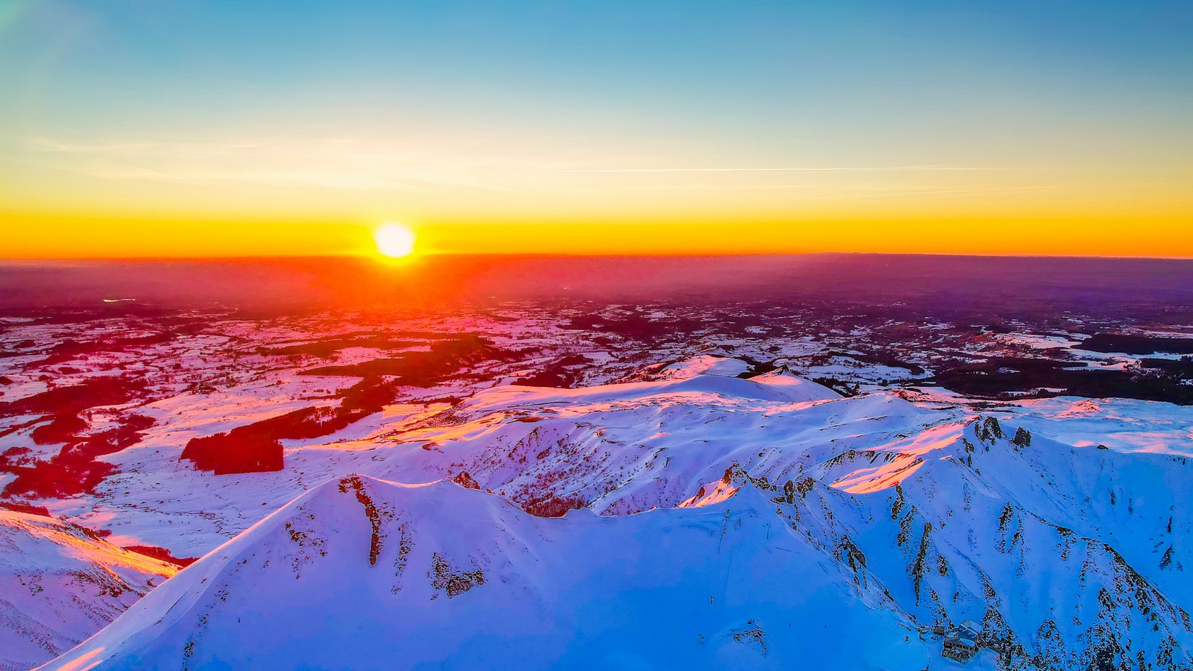 Sunset at the top of Puy de Sancy under the snow