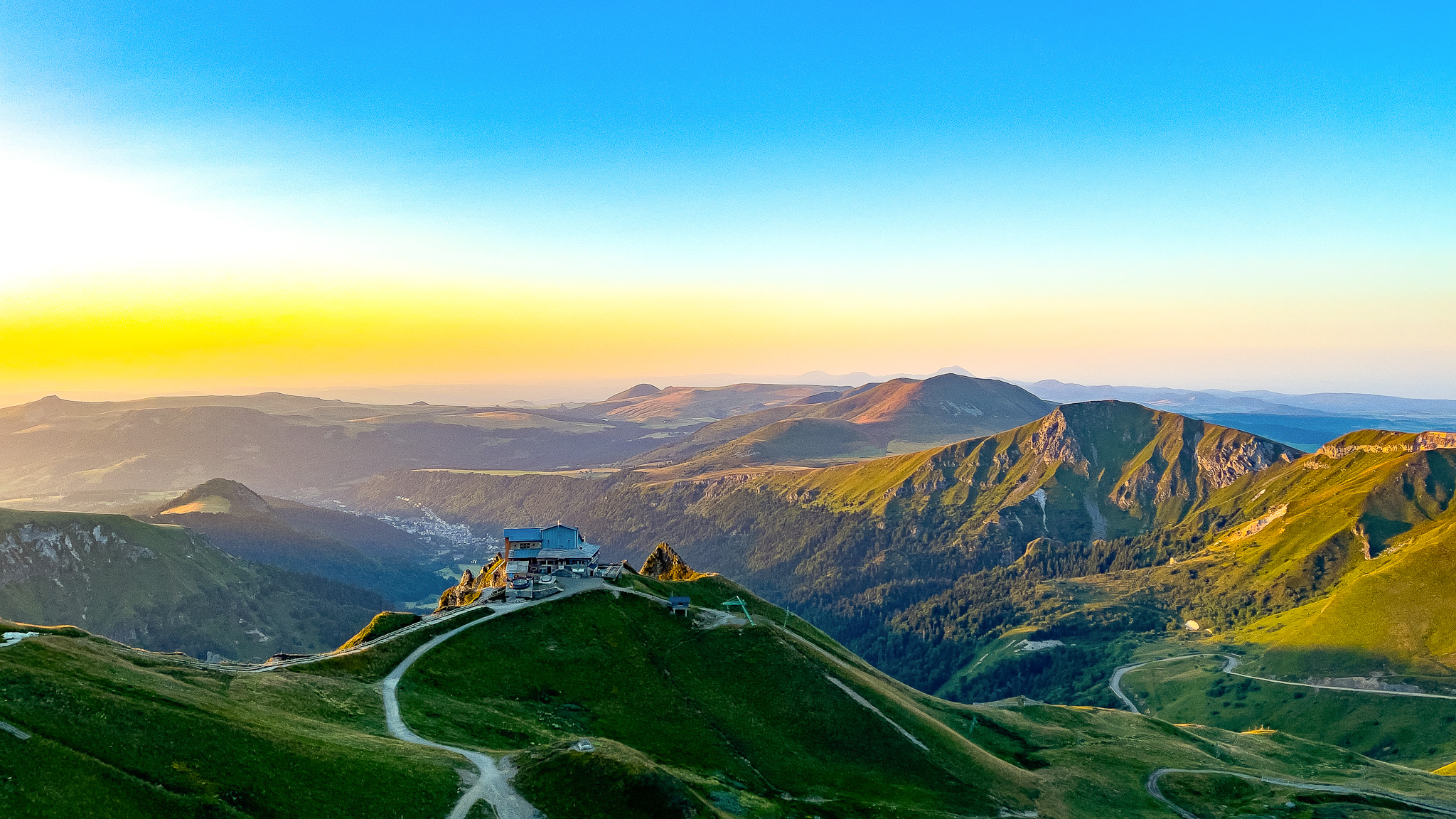 Sancy cable car, sunset over the Massif Adventif