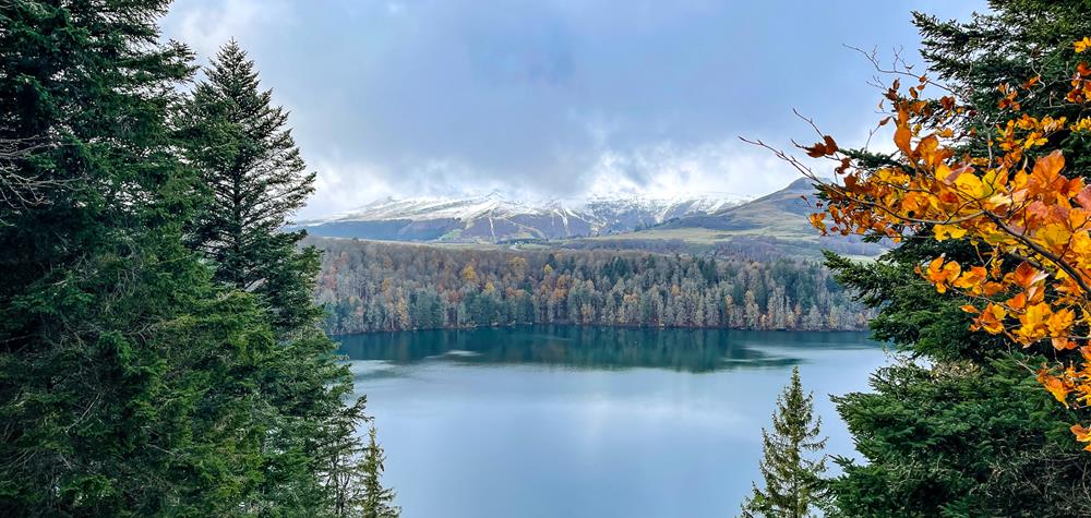In Autumn, Lac Pavin and the beautiful colors of the trees