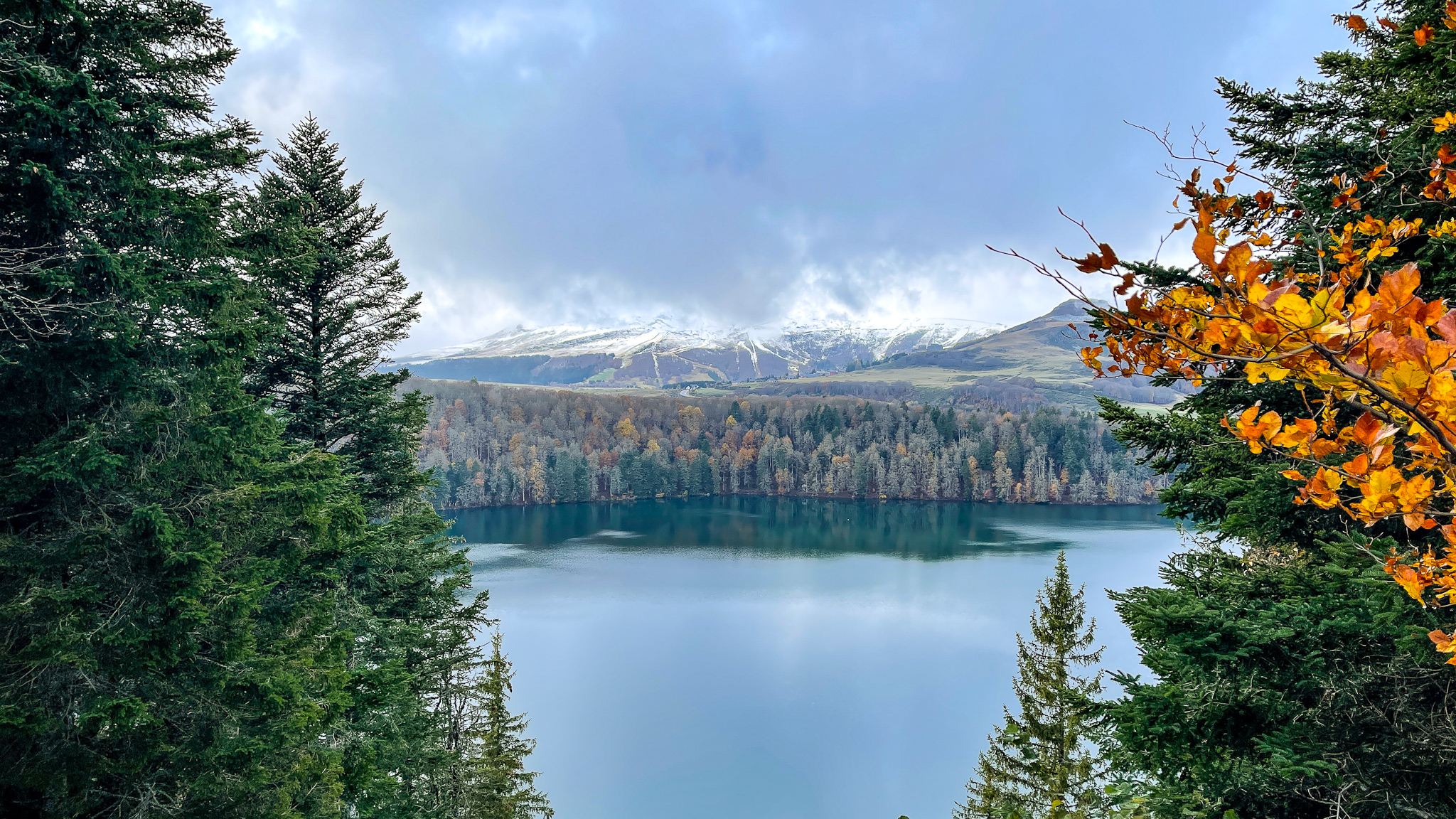 In Autumn, Lac Pavin and the beautiful colors of the trees