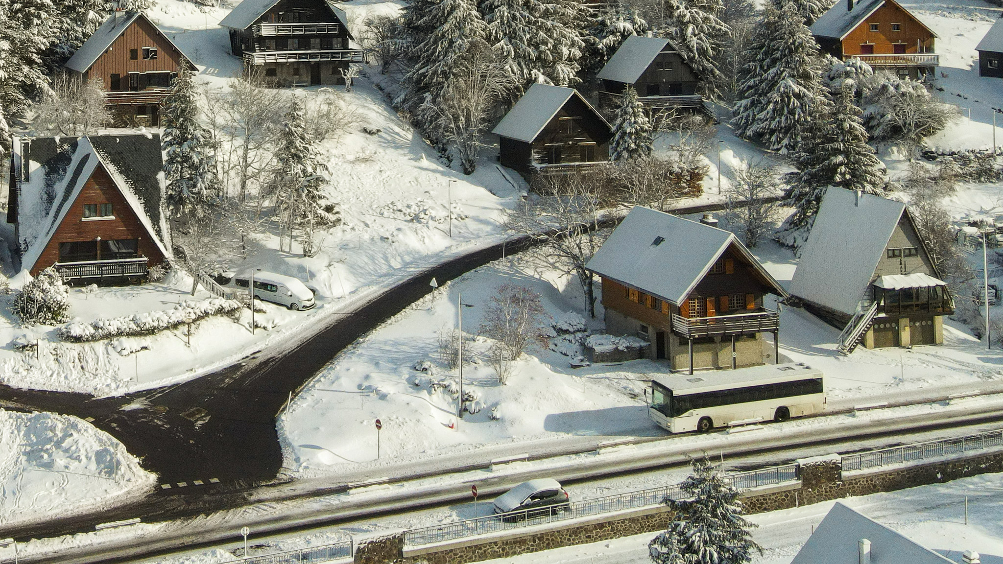 Super Besse seen from the sky, the resort shuttle under the snow