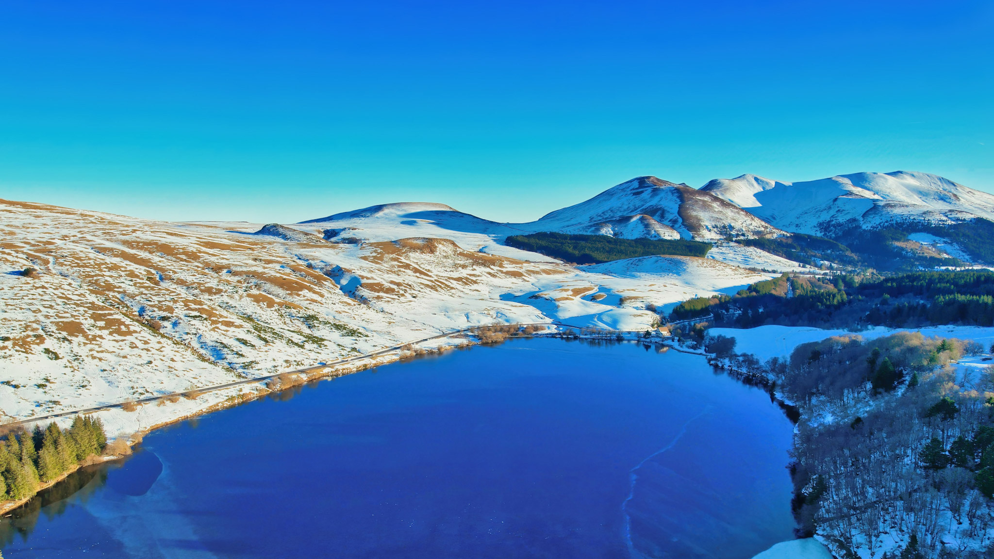 panorama of the snow-capped Lac de Guéry
