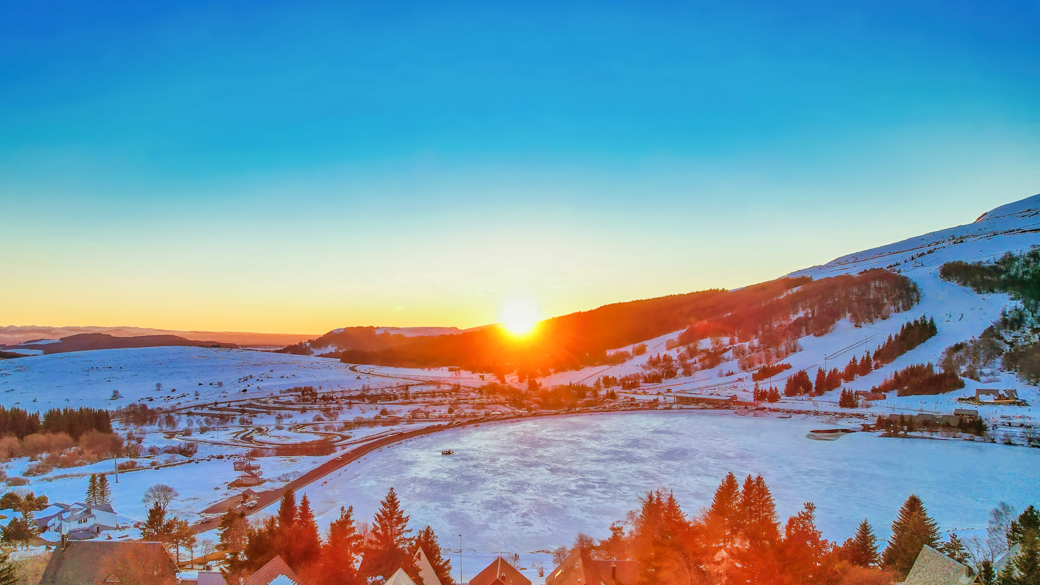 Sunset over Super Besse and the frozen Lac des Hermines