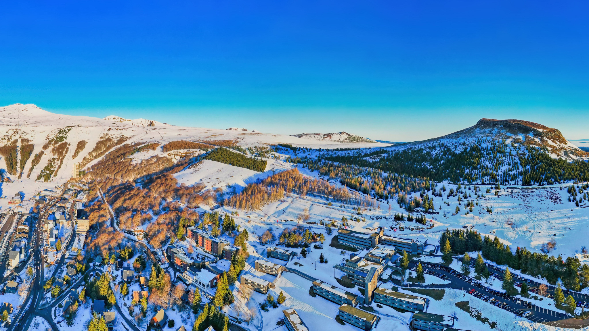 Puy de Chambourguet and the ski resort of Besse