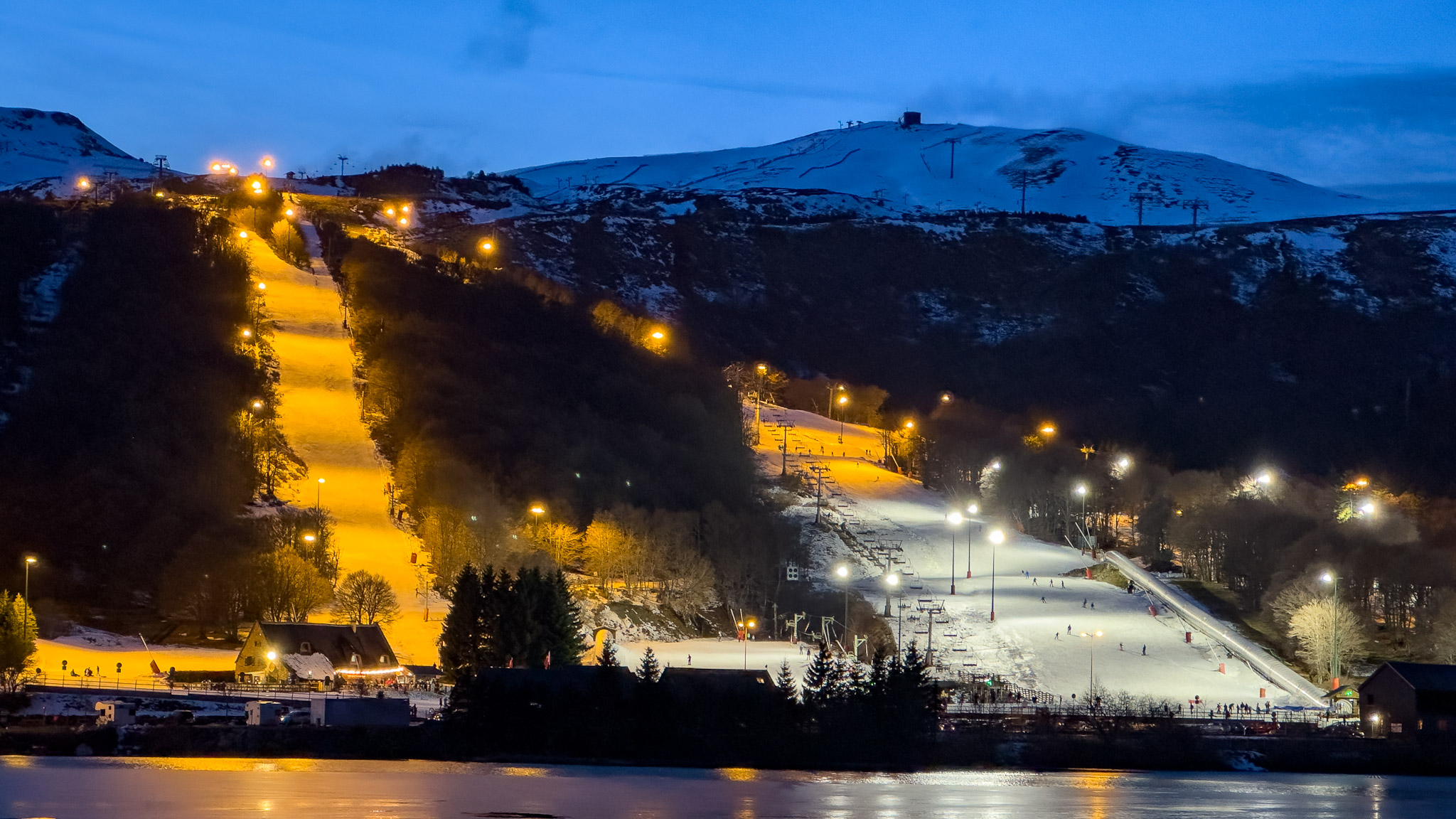Super Besse, skiing on the slopes of Super Besse at night