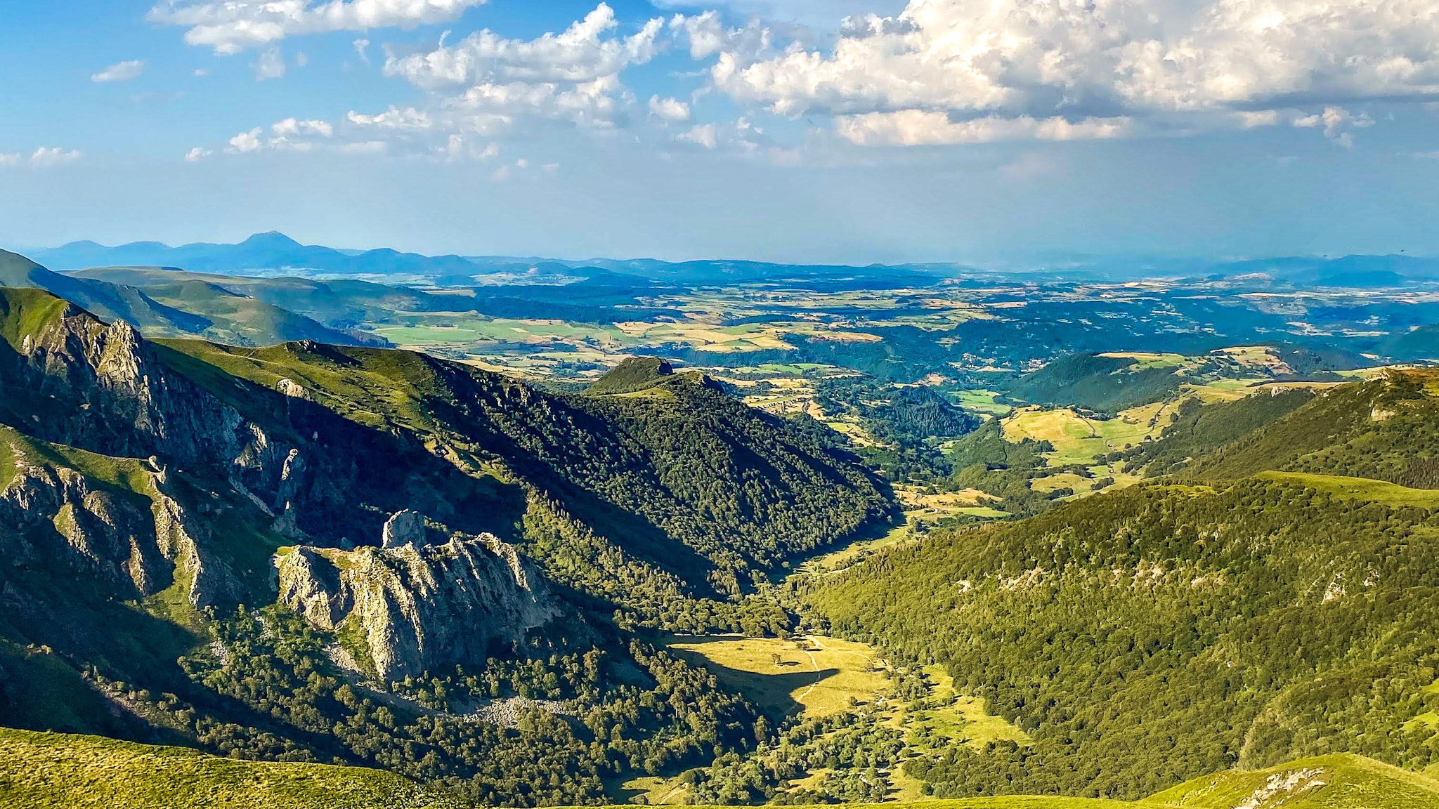Super Besse, beautiful view of the Chaudefour Valley, and the Puy des Crebasses
