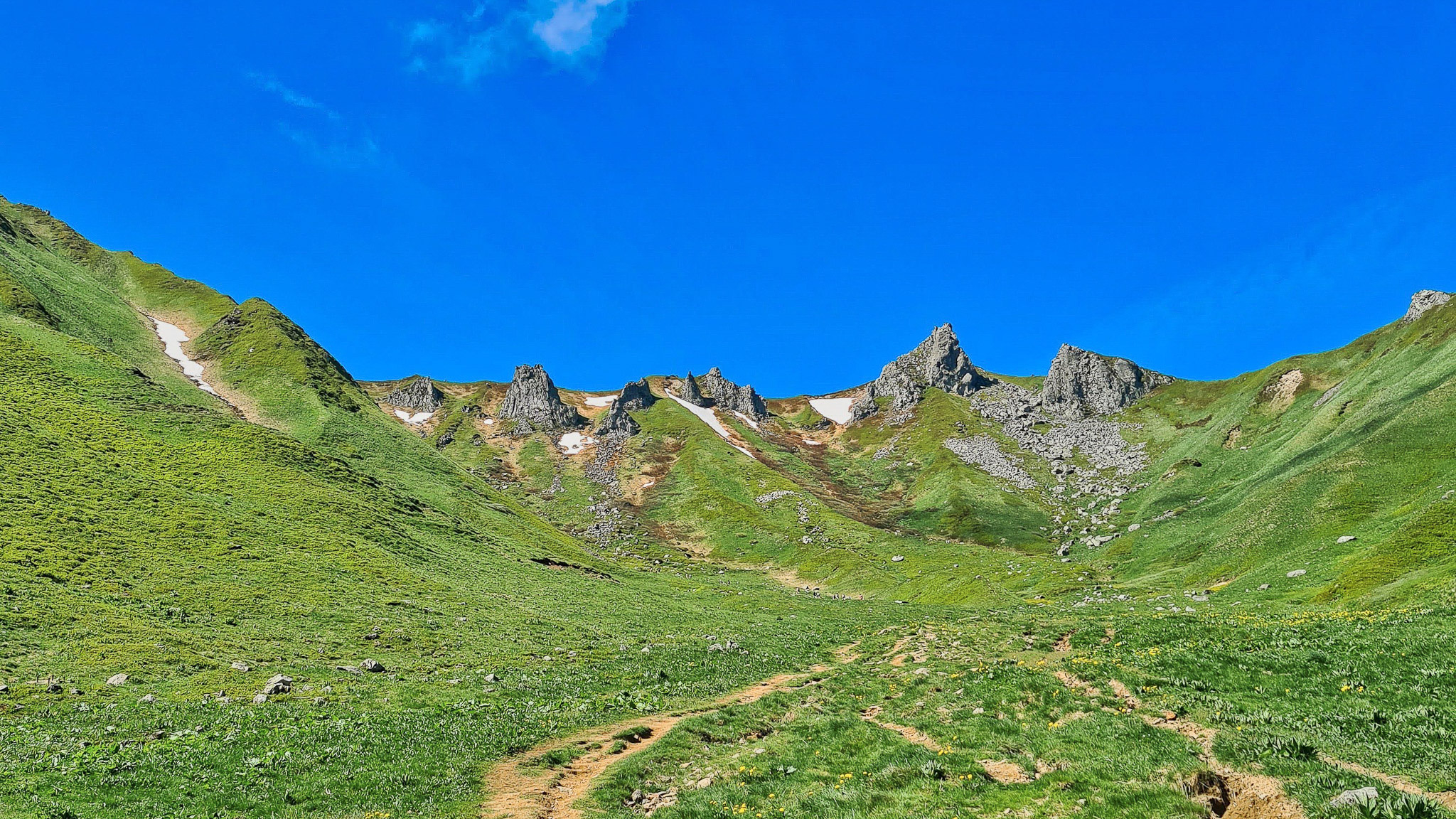 The Valley of Val de Courre, ideal for reaching the Puy de Sancy