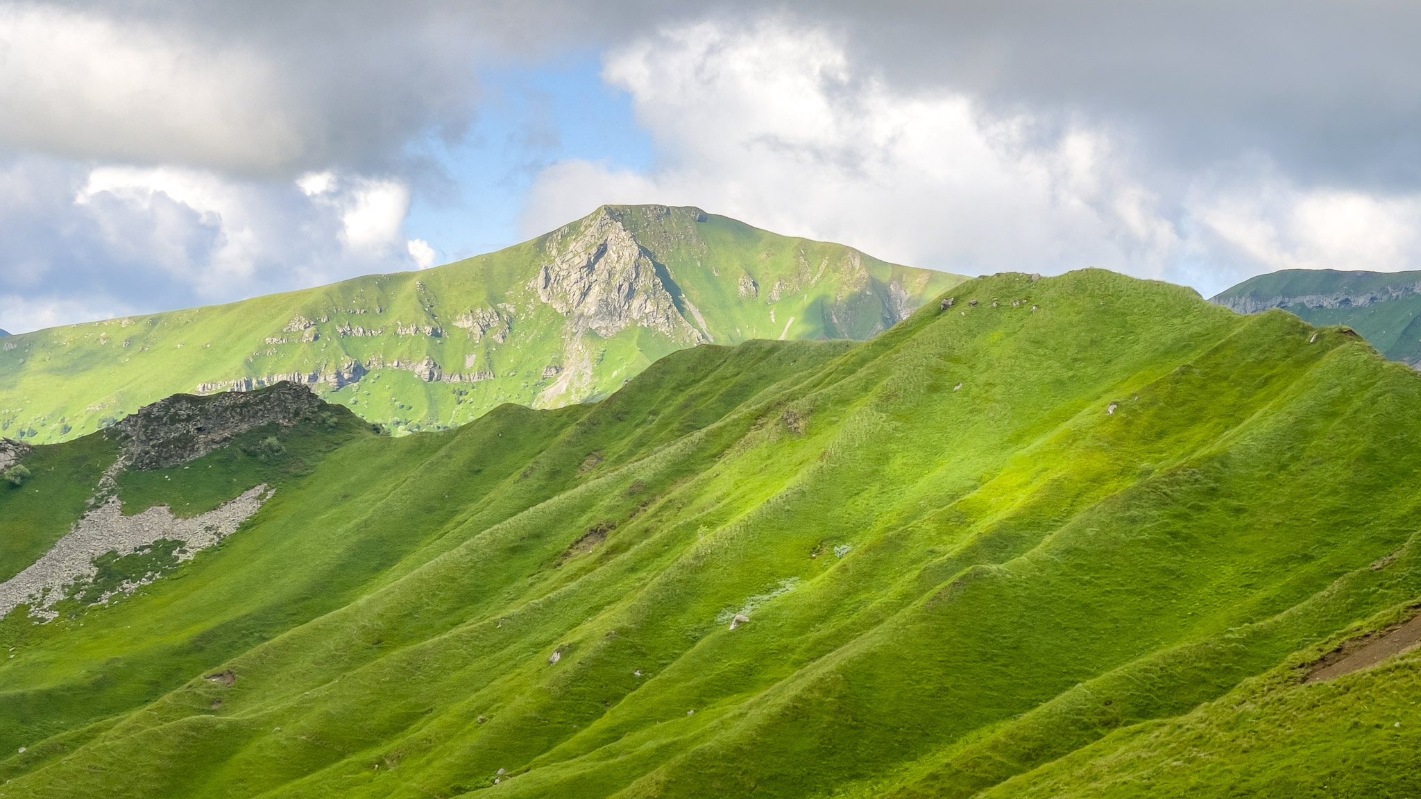 Discover the Mont Dore and the Massif du Sancy, the Val de Courre Valley, a peaceful valley to reach the summit of the Puy de Sancy