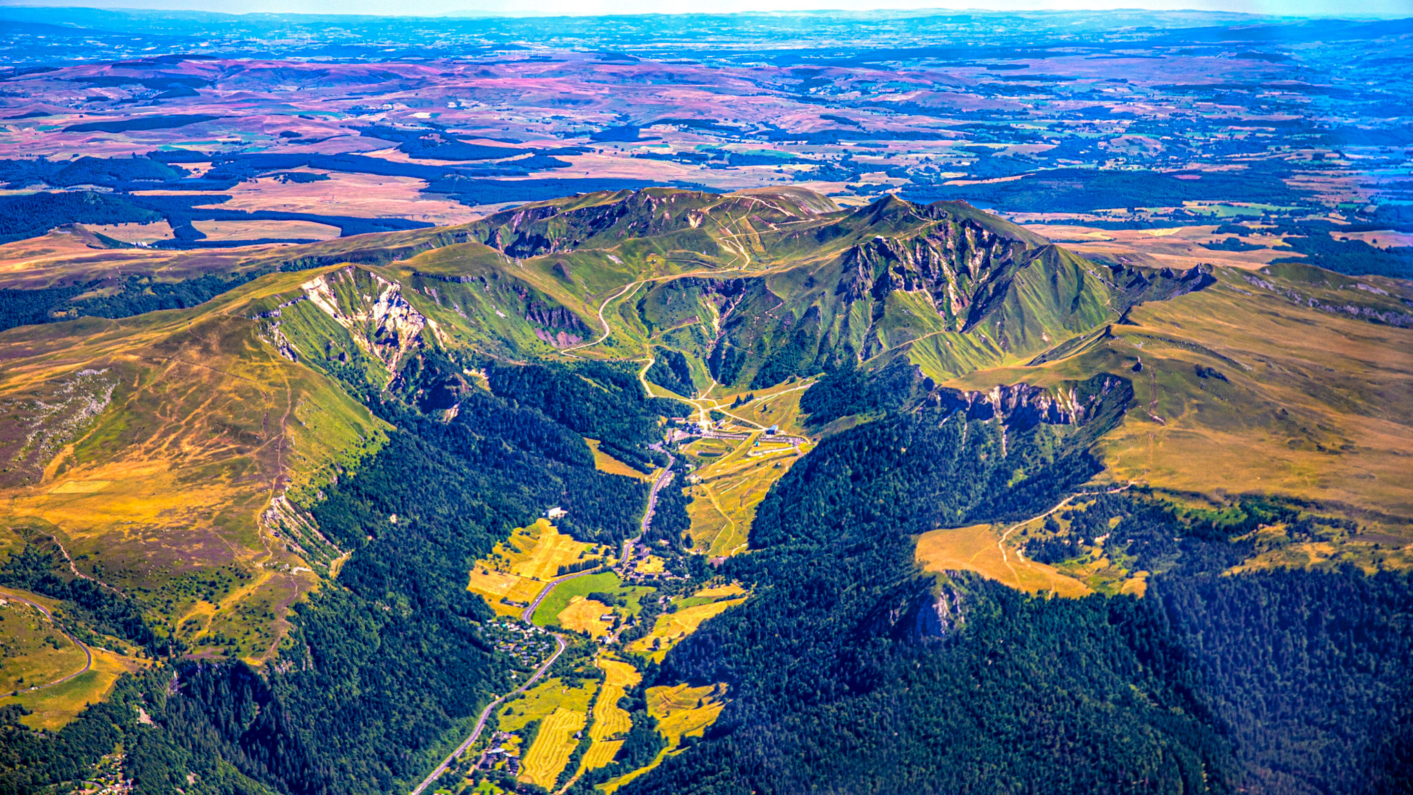 Massif du Sancy, panorama over the entire Massif du Sancy, Puy de Sancy, Puy Ferrand, Val de Courre, Val d'Enfer