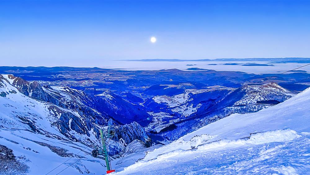 Massif du Sancy, the Valley of Chaudefour .....