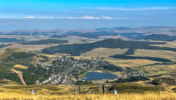 La Perdrix cable car, magnificent view of the resort of Super Besse, the Lac des Hermines and the Puy du Chambourguet