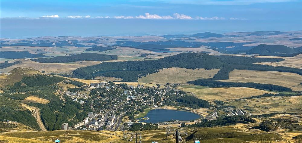 La Perdrix cable car, magnificent view of the resort of Super Besse, the Lac des Hermines and the Puy du Chambourguet