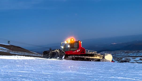 Super Besse, the groomer at work on the ski slopes of Super Besse