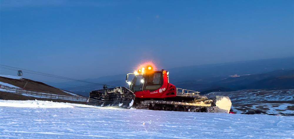 Super Besse, the groomer at work on the ski slopes of Super Besse
