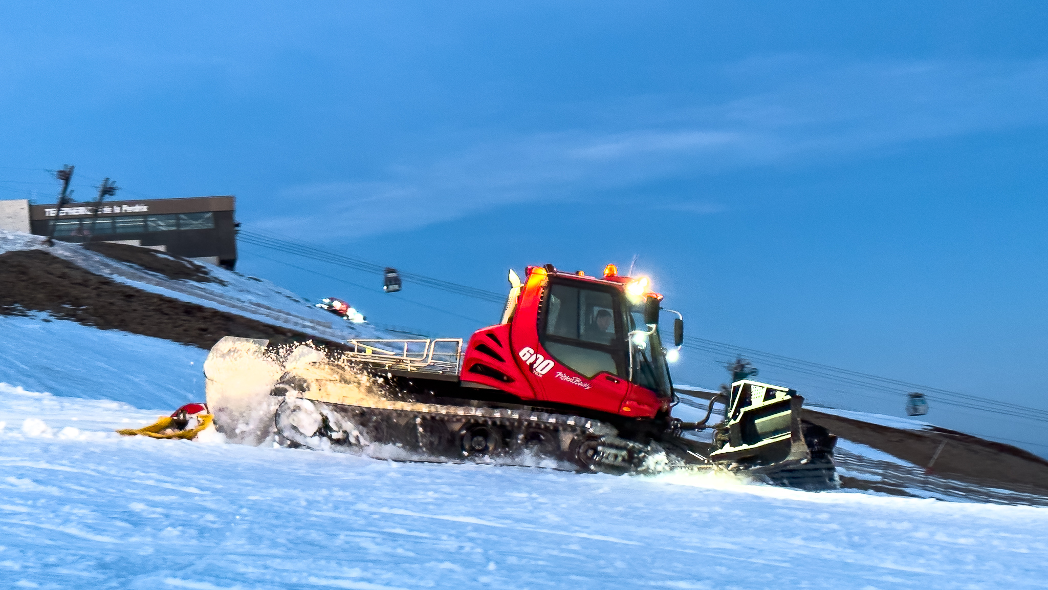 Super Besse ski resort, preparation of the slopes by snow groomers
