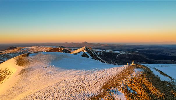 At the top of the Puy de l'Angle, beautiful view of the Puy de Dôme