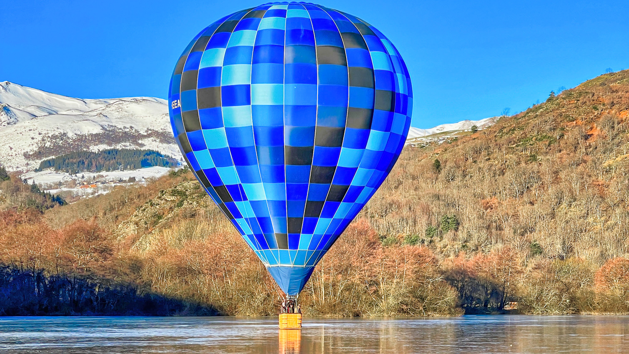 The hot air balloon resting on Lac Chambon