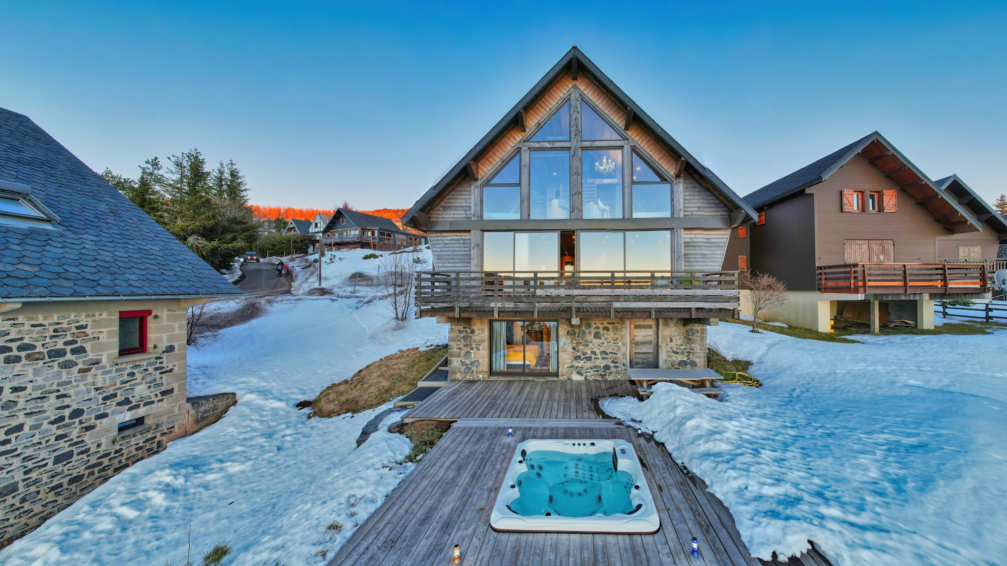 Chalet l'Anorak Super Besse, chalet with outdoor spa in the snow