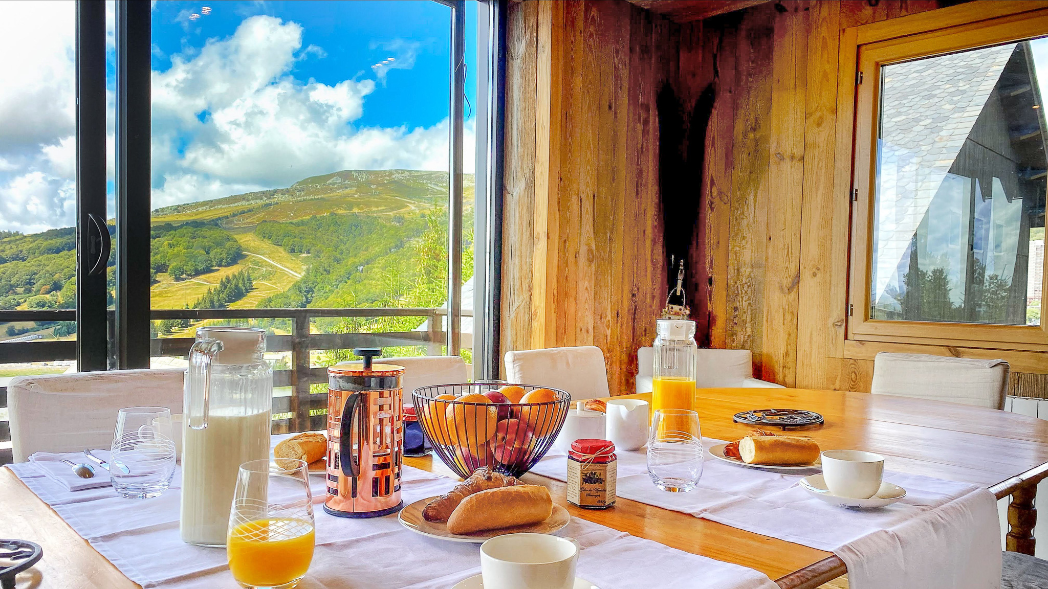 Chalet l'Anorak Super Besse, breakfast overlooking the slopes of Super Besse