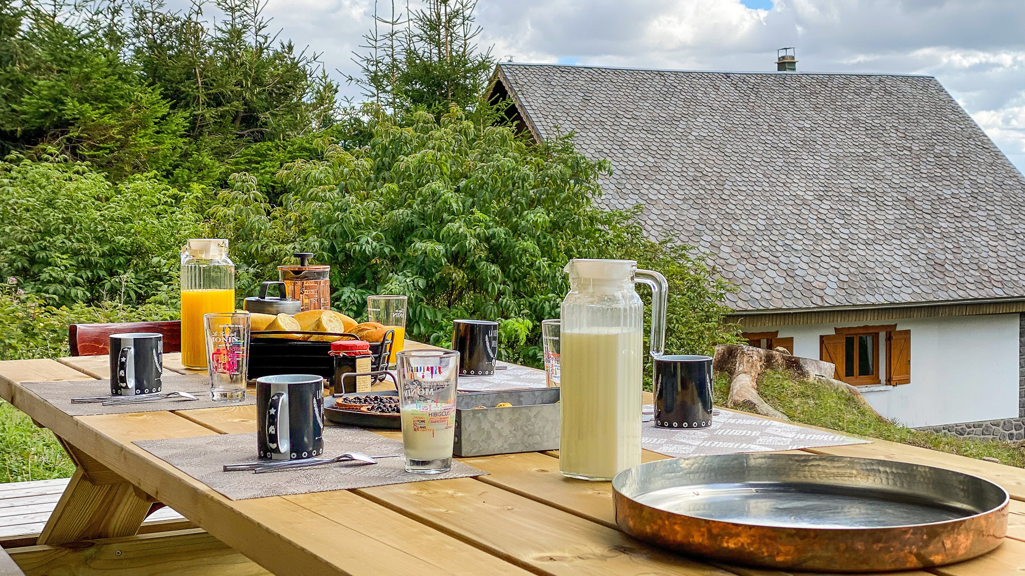 Chalet l'Anorak Super Besse, afternoon tea on the terrace of the Chalet