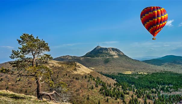 The Puy de Dôme in a hot air balloon, a unique experience above the Chaîne des Puys