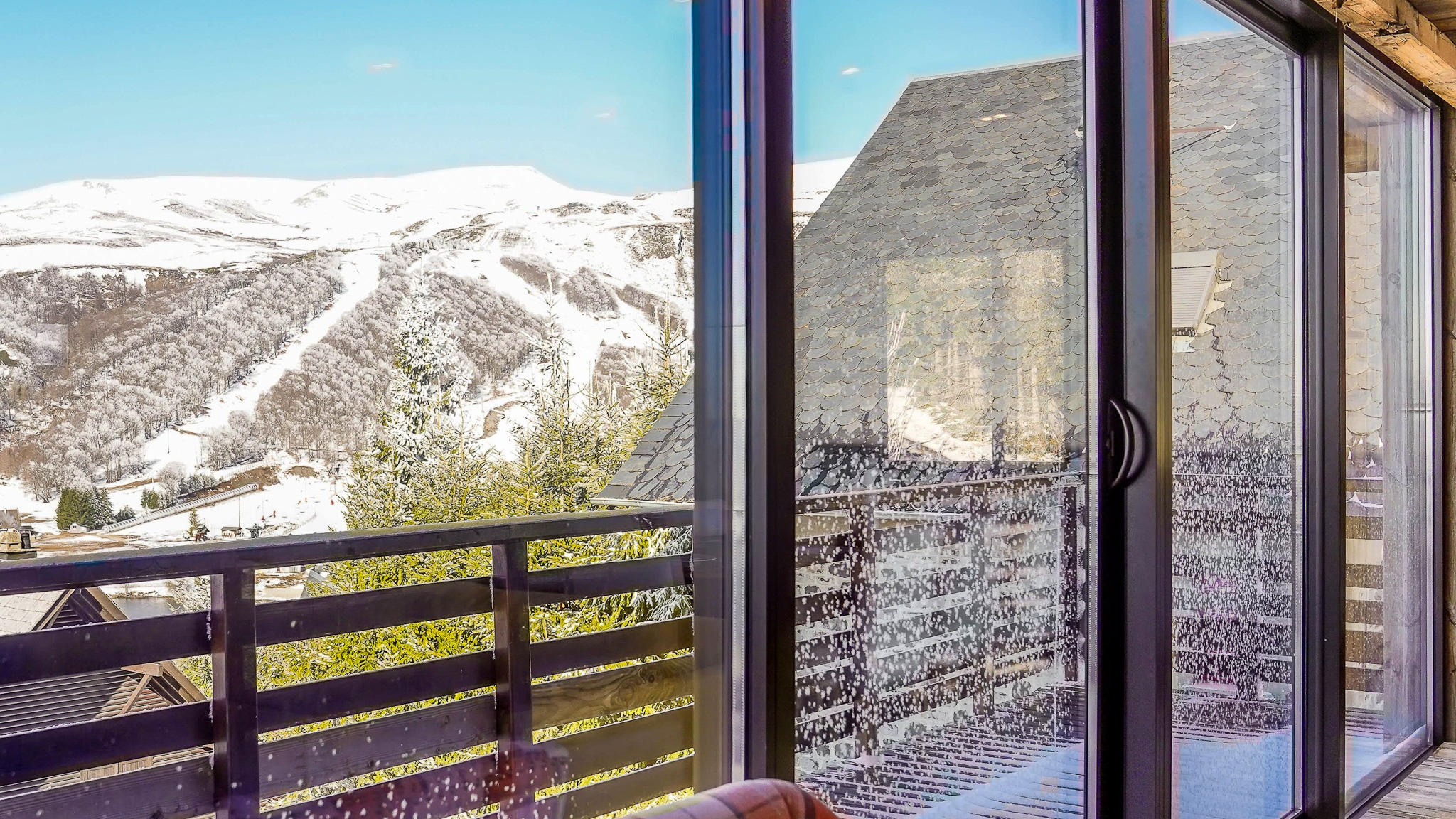 Chalet l'Anorak, the view of the ski slopes of the Super Besse resort
