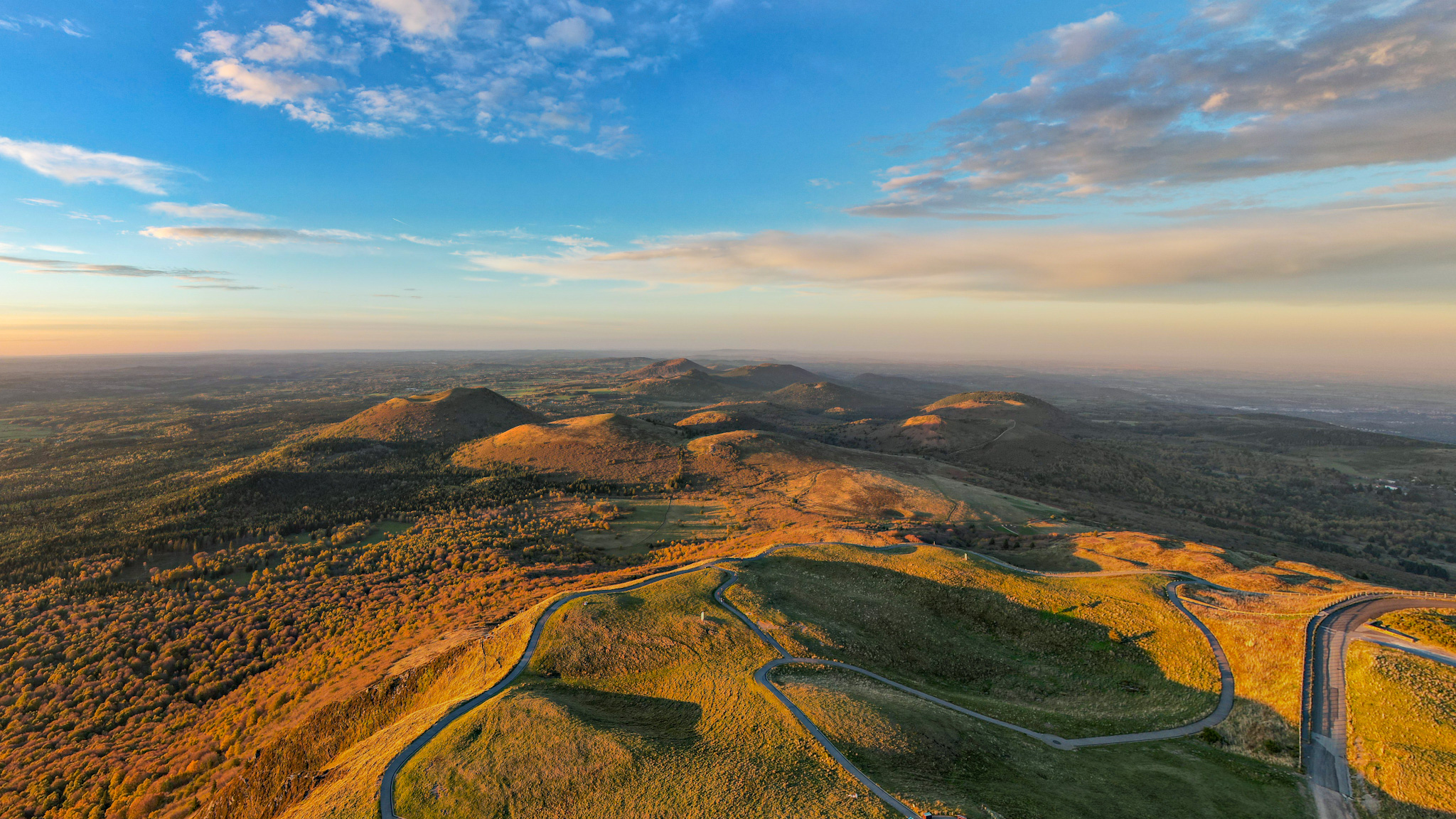 Sunset, the Puys range seen from the summit of the Puy de Dôme