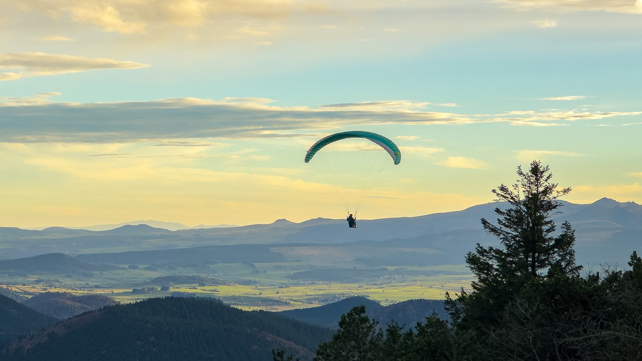 Paragliding at the top of the Puy de Dôme with a view of the Massif des Dores