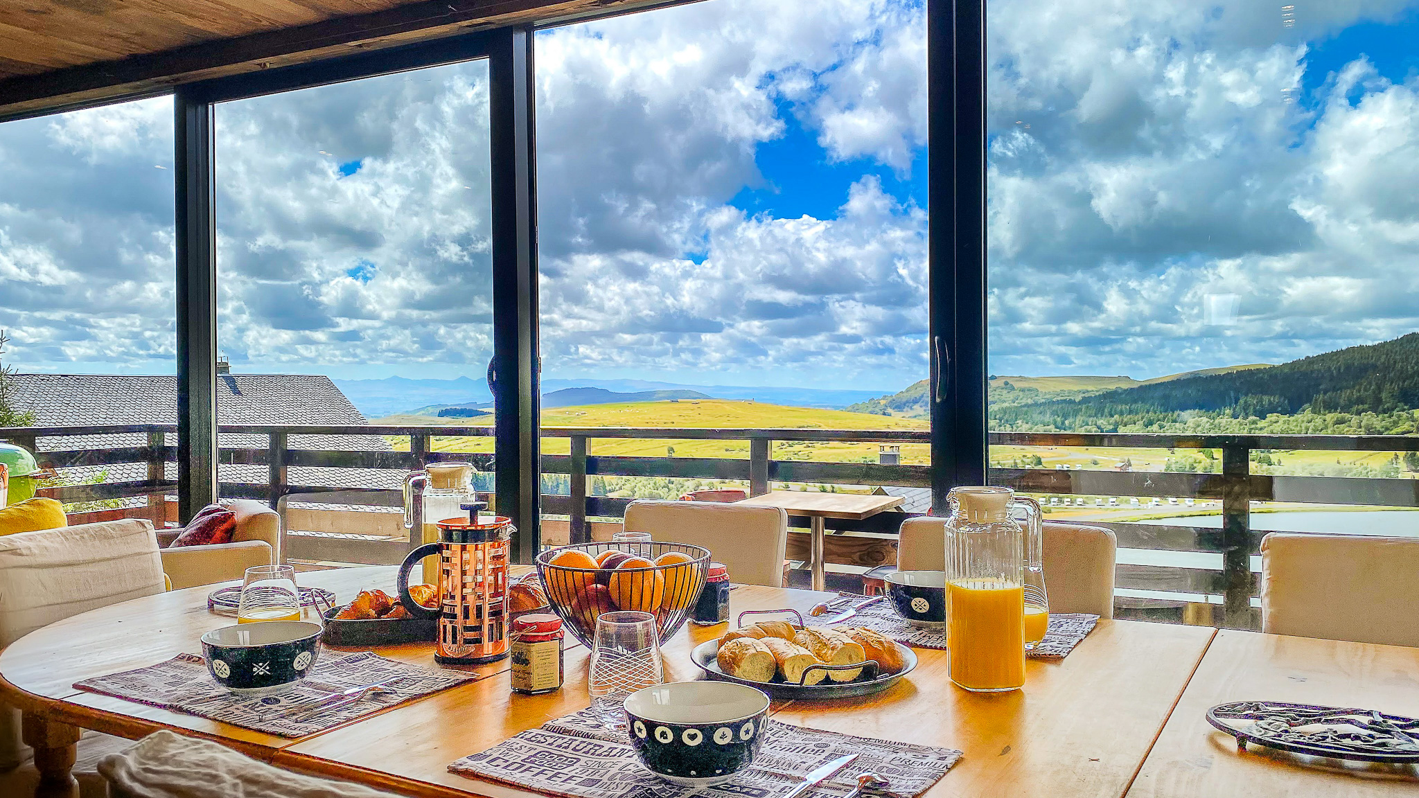 Super Besse winter sports resort, Chalet l'Anorak Super Besse- Breakfast with a view of the Cantal Mountains