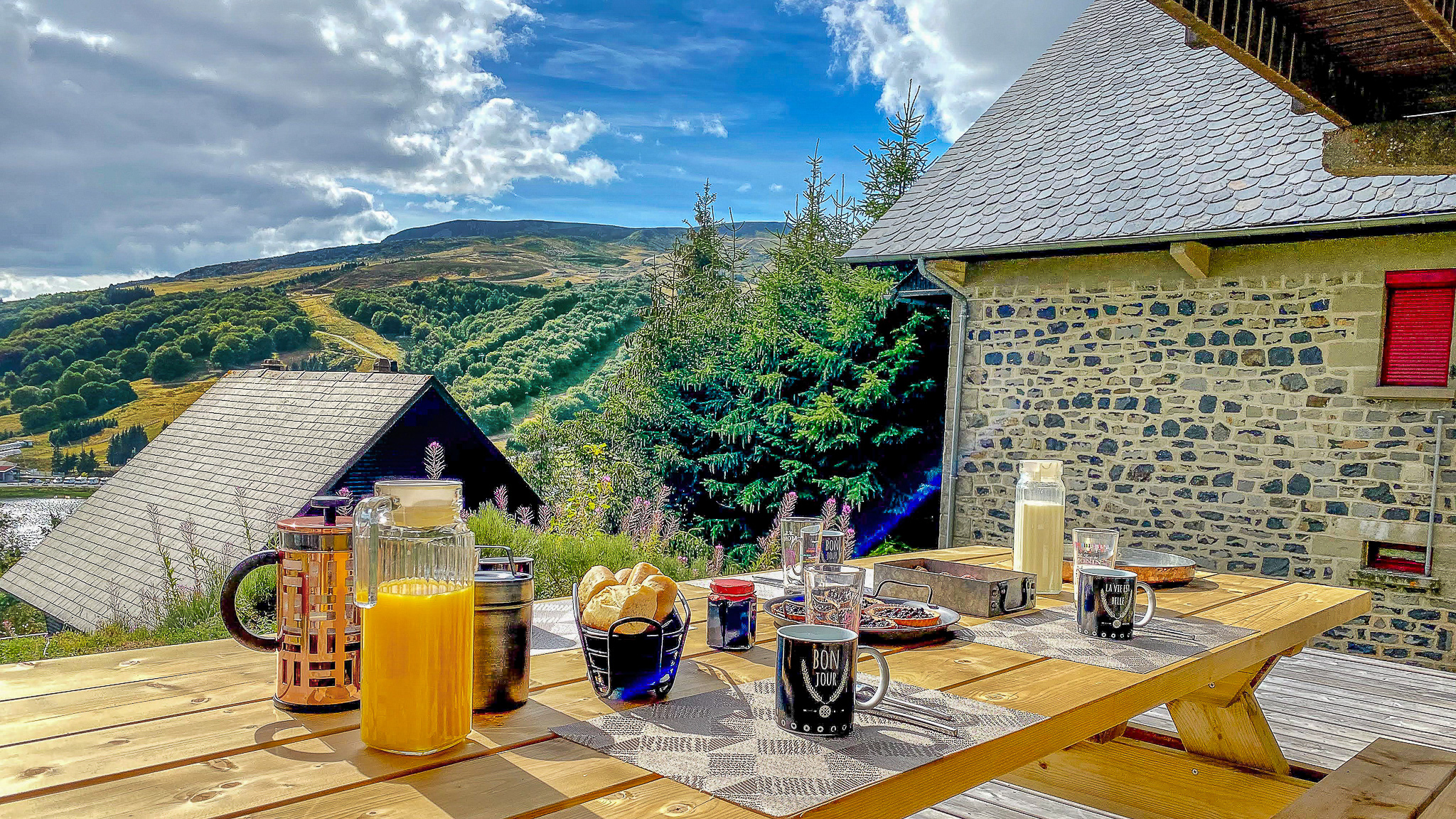 Super Besse, the anorak chalet and its panoramic terrace