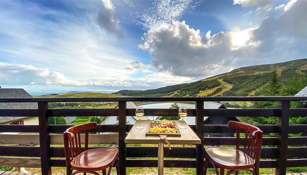Super Besse, Chalet l'Anorak Super Besse, aperitif with a view of the Massif du Sancy, Auvergne cheeses