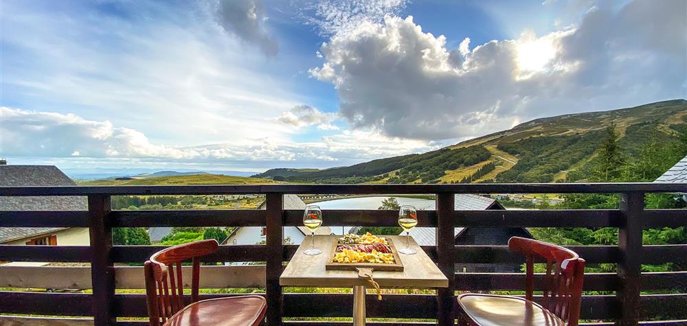 Super Besse, Chalet l'Anorak Super Besse, aperitif with a view of the Massif du Sancy, Auvergne cheeses