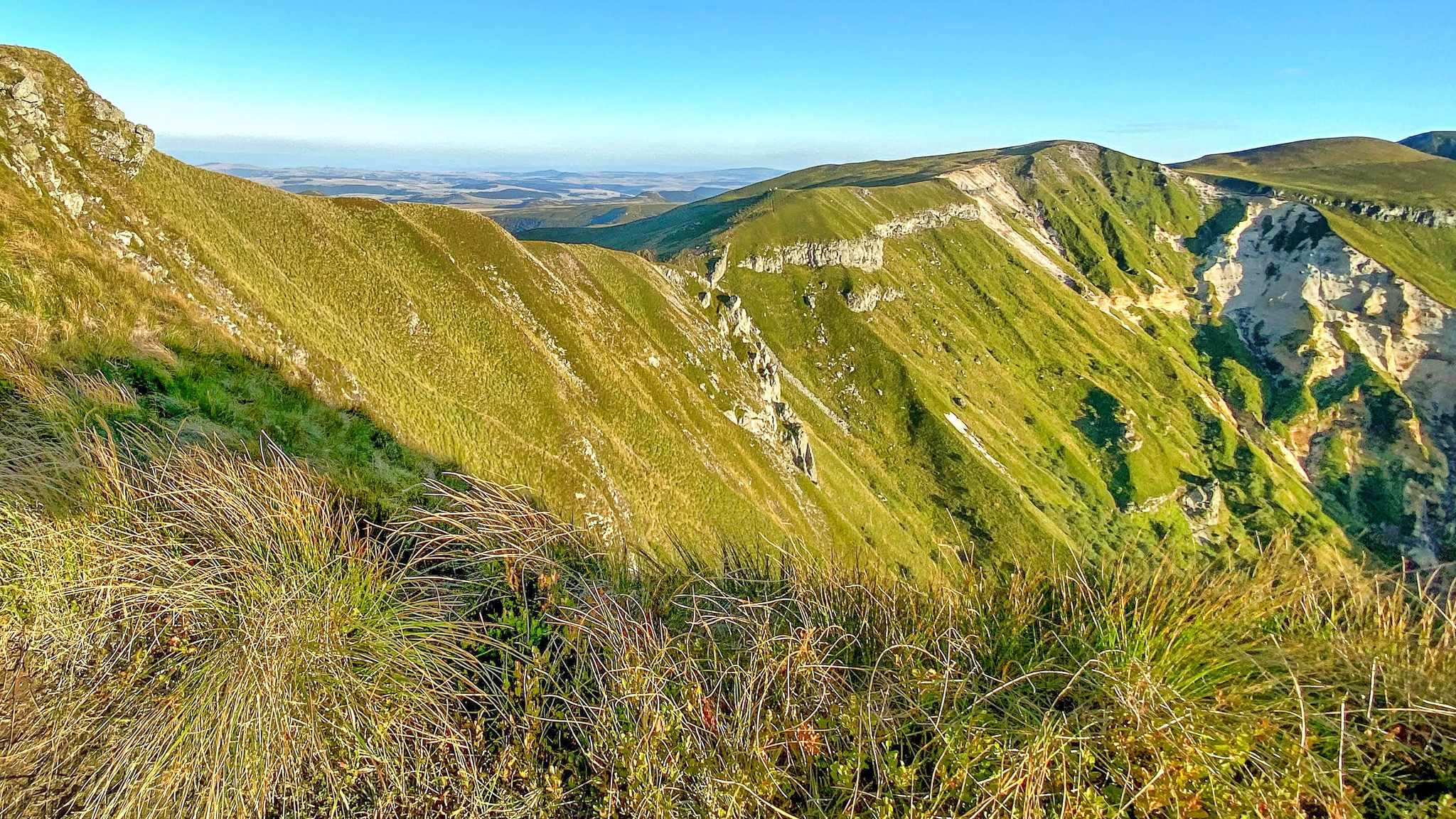 Summit of the Roc de Cuzeau, view of the Puy des Crebasses
