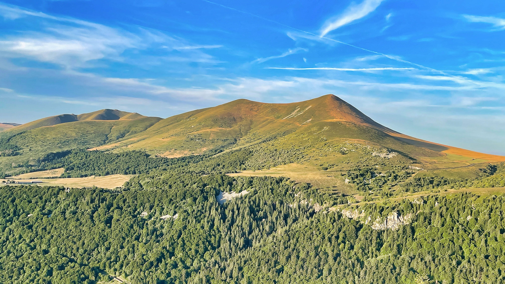 Le Capucin, circus of the Grande Cascade and the magnificent colors of Puy de l'Angle