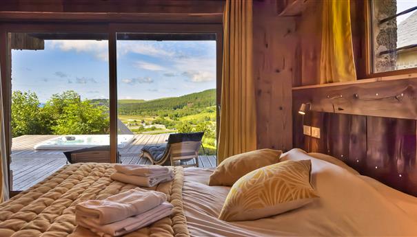 Chalet l'Anorak Super Besse, La Cascade double room, terrace and spa