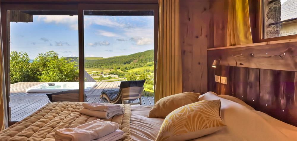 Chalet l'Anorak Super Besse, La Cascade double room, terrace and spa