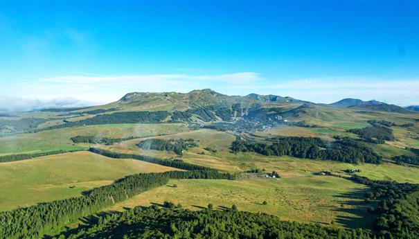 At the top of Puy de Montchal, Puy de Paillaret and Chambourguet