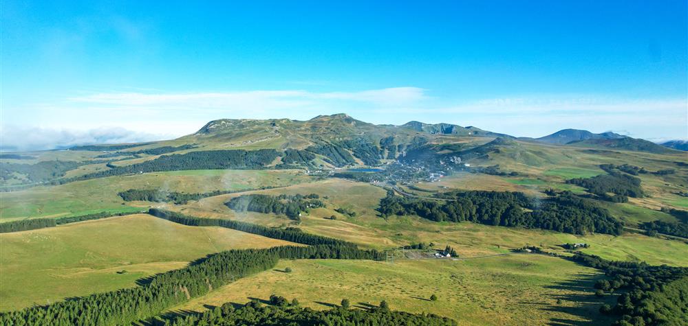 At the top of Puy de Montchal, Puy de Paillaret and Chambourguet